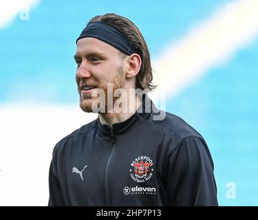 Josh Bowler #11 di Blackpool durante l'ispezione del campo al Cardiff City Stadium Foto Stock