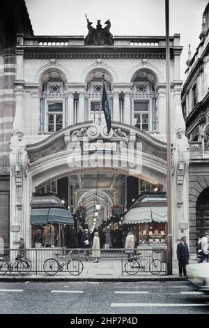 The Burlington Arcade, Londra, Inghilterra, Regno Unito. Circa anni '80 Foto Stock