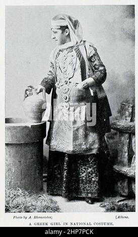 Una ragazza greca in costume nazionale dal libro The Living Races of Men; Volume 2 di Henry Neville Hutchinson, pubblicato a Londra nel 1901 da Hutchinson & co Foto Stock