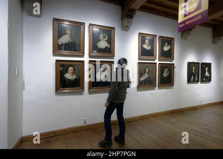 L'uomo ammira i ritratti dell'artista nato da Delft van Mierevelt nel Museo Prinsenhof Delft, Olanda Foto Stock