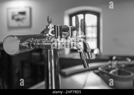 Attrezzatura per la spillatura della birra in un ristorante. Lo sfondo è sfocato. Foto Stock