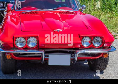 Brno, Repubblica Ceca Giugno 06 2021 dettaglio del cofano di una Corvette rosso a raggi di zenzera Foto Stock