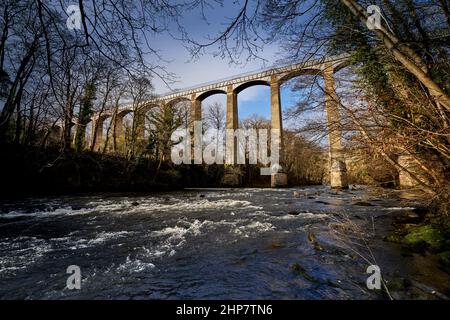 Pontcysyllte Aqueduct 19 arcate feat di ingegneria di Thomas Telford, che attraversa il fiume Dee a Wrexham, Llangollen Foto Stock