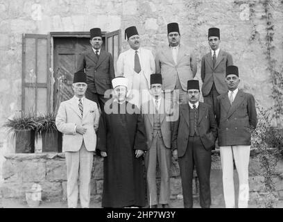 Storia del Medio Oriente: Disordini della Palestina 1936. Membri del Comitato superiore arabo. Fila anteriore da sinistra a destra: ragheb Bey Nashashibi Presidente del Partito Difesa Haj Amin eff. el-Husseini Grand Mufti & presidente del Comitato Ahmed Hilmi Pasha Gen. Responsabile della Banca Araba di Gerusalemme Abdul Latif Bey es-Salah Presidente del Partito Nazionale Arabo Alfred Roke influente proprietario di terra sede: CA. 1936 Foto Stock