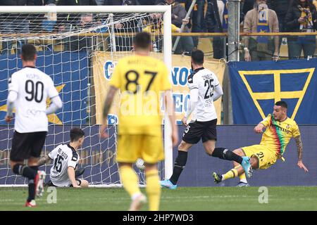Anthony Partitilo (Ternana Calcio) segna il secondo gol della partita durante Parma Calcio vs Ternana Calcio, partita di calcio italiana Serie B a Parma, febbraio 19 2022 Foto Stock