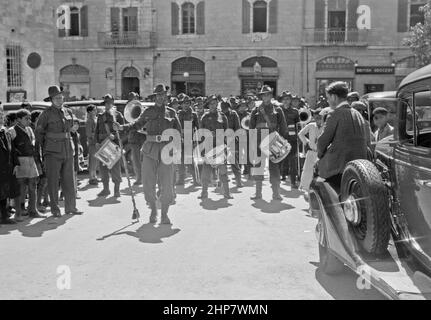 Storia del Medio Oriente: La banda australiana che conduce una sfilata di soldati australiani a Gerusalemme Località: Gerusalemme ca. 1940 Foto Stock