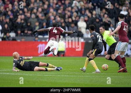 Londra, Regno Unito. 19th Feb 2022. Kurt Zouma di West Ham Utd è stato portato giù da Jonjo Shelvey di Newcastles Utd durante la partita di West Ham vs Newcastle Utd Premier League al London Stadium Stratford. Credit: MARTIN DALTON/Alamy Live News Foto Stock