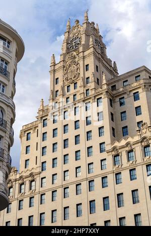 Edificio Telefónica - una vista serale ad angolo basso della parte superiore dell'edificio Telefónica sulla trafficata Gran Via nel centro di Madrid, Spagna. Foto Stock