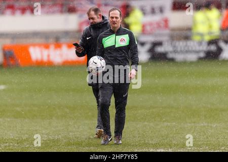 Crewe, Regno Unito. 19th Feb 2022. L'arbitro Martin Coy ispeziona il campo prima della partita della Sky Bet League One tra Crewe Alexandra e Portsmouth all'Alexandra Stadium il 19th 2022 febbraio a Crewe, Inghilterra. (Foto di Daniel Chesterton/phcimages.com) Credit: PHC Images/Alamy Live News Foto Stock