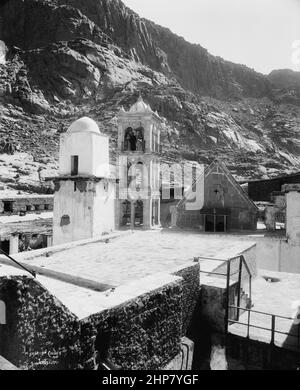 Storia del Medio Oriente: Sinai. Chiesa della Trasfigurazione e la Moschea [Monastero di Santa Caterina] Ubicazione: Egitto--Sinai ca. Tra il 1898 e il 1914 Foto Stock