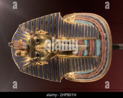 Un primo piano verticale della maschera dorata di Tutankhamun. Foto Stock