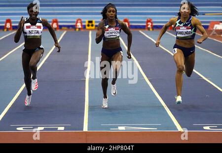 Daryll Neita della Gran Bretagna, Elaine Thompson-Herah della Giamaica e Mujinga Kambundji della Svizzera (sinistra-destra) che gareggiano nella finale Women's 60m durante il Muller Indoor Grand Prix di Birmingham all'Utilita Arena di Birmingham Data delle foto: Sabato 19 febbraio 2022. Foto Stock