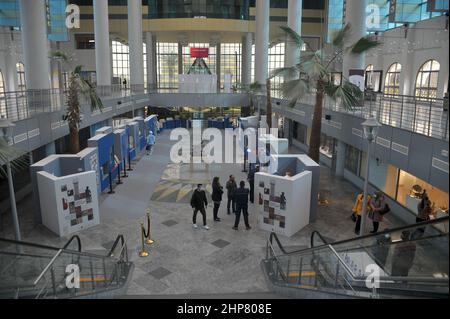 Tunisi, Tunisia. 19th Feb 2022. Esposizione di oggetti del patrimonio nazionale nella città della cultura di Tunisi su iniziativa del Ministero degli Affari culturali, In collaborazione con l'Istituto Nazionale dei Beni (INP) e l'Agenzia per i Beni e la promozione Culturale (AMVPC) composta da 374 pezzi storici e archeologici di diverse epoche. Tunisi, Tunisia, il 19 febbraio 2022. (Foto di Mahjoub Yassine/Sipa USA) Credit: Sipa USA/Alamy Live News Foto Stock