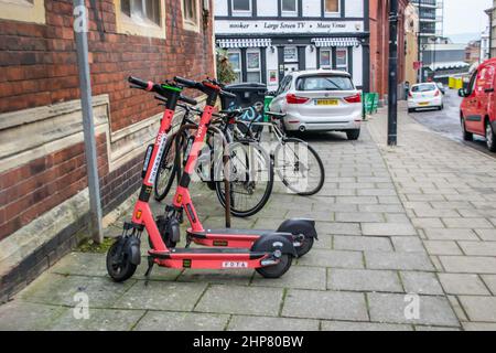 BRISTOL, INGHILTERRA- 15 gennaio 2022: E-Scooters parcheggiato in su nel centro di Bristol, Inghilterra Foto Stock
