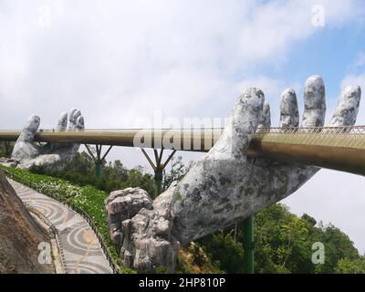 Da Nang, Vietnam - 12 aprile 2021: Golden Bridge sollevato da mani giganti in Ba Na Hills, un famoso parco a tema e resort nel Vietnam centrale Foto Stock