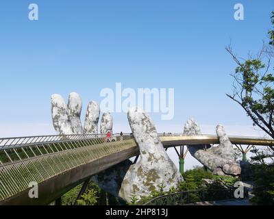 Da Nang, Vietnam - 12 aprile 2021: Golden Bridge sollevato da mani giganti in Ba Na Hills, un famoso parco a tema e resort nel Vietnam centrale Foto Stock