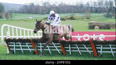 Il fascino del Mac guidato da Brian Hayes salta l'ultimo a vincere il Tote Jackpot è Back handicap ostacoli durante il Red Mills Day al Gowran Park Racecourse nella contea di Kilkenny, Irlanda. Data foto: Sabato 19 febbraio 2022. Foto Stock