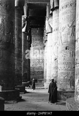 Storia del Medio Oriente: Tempio di Hathor Dendera. Grande vestibolo Ubicazione: Egitto--Dandara ca. 1900 Foto Stock