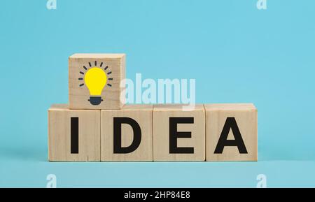 Idea creativa di concetto e innovazione. Idea Word su blocco piastrelle di legno. IDEA concetto di parola. Idea di parola sui blocchi di legno Foto Stock