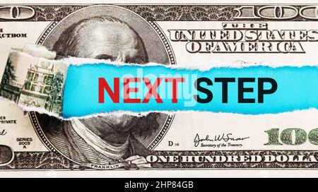 Next Step Concept con lettere alfabetiche su cubi di legno Education e business startup concept. Le parole Next Step su piccoli dadi di legno, Blu Foto Stock