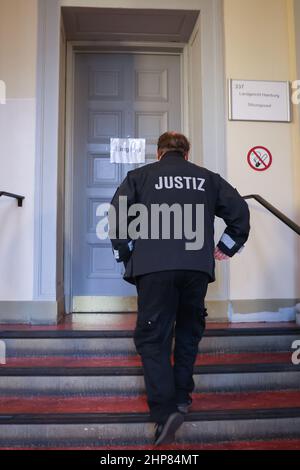 Amburgo, Germania. 18th Feb 2022. Un funzionario del tribunale entra nel tribunale 337 nell'edificio della giustizia penale prima dell'inizio di un'altra giornata di procedura. Si prevedono suppliche venerdì durante il processo per l'assegnazione di biglietti gratuiti al concerto Rolling Stones del 2017 ad Amburgo contro l'ex capo dell'ufficio distrettuale di Amburgo-Nord. Credit: Christian Charisius/dpa/Alamy Live News Foto Stock