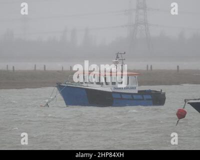 Queenborough, Kent, Regno Unito. 19th Feb 2022. UK Meteo: Un pomeriggio ventoso e umido a Queenborough, Kent. Credit: James Bell/Alamy Live News Foto Stock