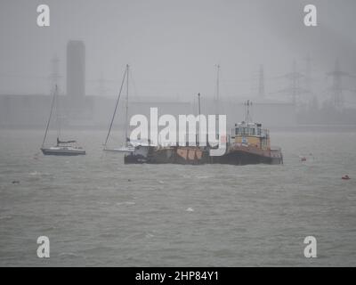 Queenborough, Kent, Regno Unito. 19th Feb 2022. UK Meteo: Un pomeriggio ventoso e umido a Queenborough, Kent. Credit: James Bell/Alamy Live News Foto Stock