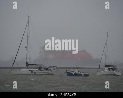 Queenborough, Kent, Regno Unito. 19th Feb 2022. UK Meteo: Un pomeriggio ventoso e umido a Queenborough, Kent. Credit: James Bell/Alamy Live News Foto Stock