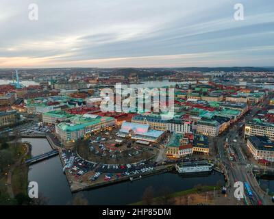 Gothenburg, Svezia: Vista dall'alto del mix di edifici storici e moderni, tra cui il Teatro cittadino di Gothenburg a Götaplatsen Foto Stock