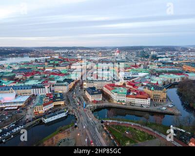 Gothenburg, Svezia: Vista dall'alto del mix di edifici storici e moderni, tra cui il Teatro cittadino di Gothenburg a Götaplatsen Foto Stock