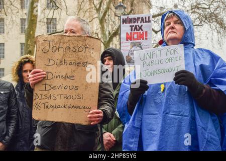 Londra, Inghilterra, Regno Unito. 19th Feb 2022. Manifestanti fuori Downing Street. I manifestanti si sono riuniti a Westminster per protestare contro Boris Johnson, mentre continuano le pressioni sul primo Ministro britannico. (Credit Image: © Vuk Valcic/ZUMA Press Wire) Foto Stock