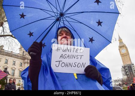 Londra, Inghilterra, Regno Unito. 19th Feb 2022. Un protester in Piazza del Parlamento. I manifestanti si sono riuniti a Westminster per protestare contro Boris Johnson, mentre continuano le pressioni sul primo Ministro britannico. (Credit Image: © Vuk Valcic/ZUMA Press Wire) Foto Stock