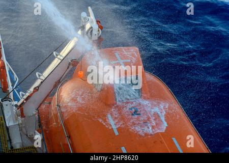 Test della pressione dell'acqua del tubo flessibile di un'imbarcazione di salvataggio completamente chiusa. Test a tenuta stagna. Controllo dello stato della porta. Foto Stock