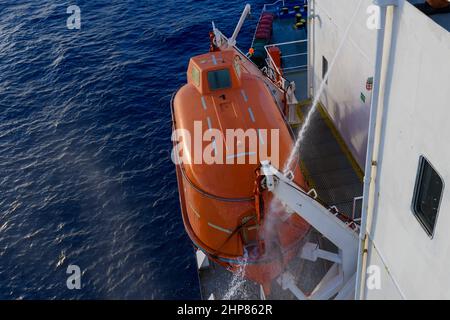 Test della pressione dell'acqua del tubo flessibile di un'imbarcazione di salvataggio completamente chiusa. Test a tenuta stagna. Controllo dello stato della porta. Foto Stock