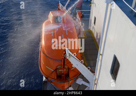 Test della pressione dell'acqua del tubo flessibile di un'imbarcazione di salvataggio completamente chiusa. Test a tenuta stagna. Controllo dello stato della porta. Foto Stock