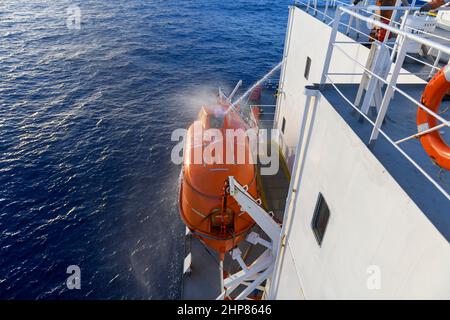 Test della pressione dell'acqua del tubo flessibile di un'imbarcazione di salvataggio completamente chiusa. Test a tenuta stagna. Controllo dello stato della porta. Foto Stock