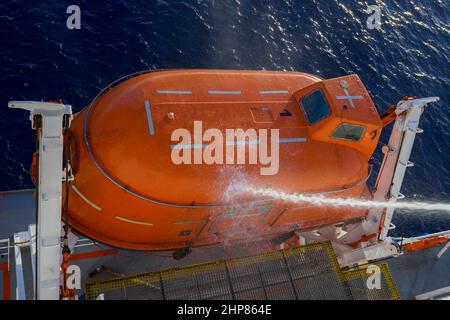 Test della pressione dell'acqua del tubo flessibile di un'imbarcazione di salvataggio completamente chiusa. Test a tenuta stagna. Controllo dello stato della porta. Foto Stock