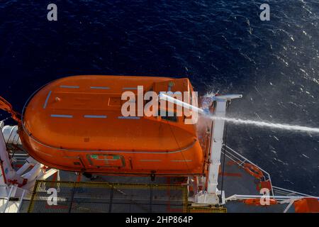 Test della pressione dell'acqua del tubo flessibile di un'imbarcazione di salvataggio completamente chiusa. Test a tenuta stagna. Controllo dello stato della porta. Foto Stock