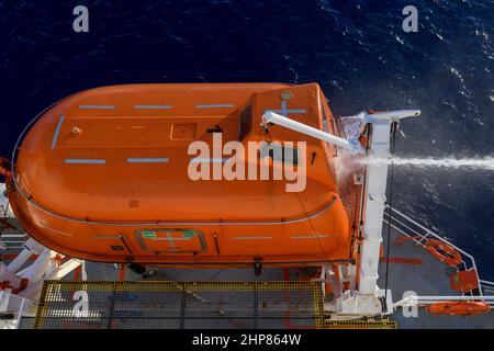 Test della pressione dell'acqua del tubo flessibile di un'imbarcazione di salvataggio completamente chiusa. Test a tenuta stagna. Controllo dello stato della porta. Foto Stock