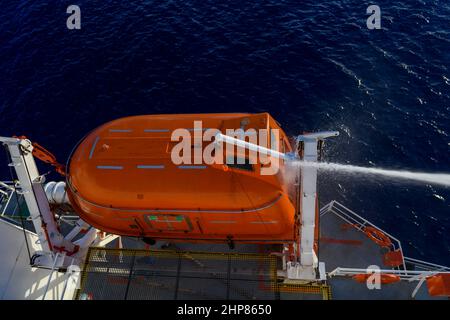 Test della pressione dell'acqua del tubo flessibile di un'imbarcazione di salvataggio completamente chiusa. Test a tenuta stagna. Controllo dello stato della porta. Foto Stock