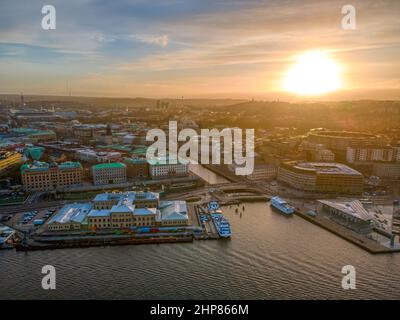 Gothenburg Svezia, vista dall'alto durante il tramonto. Girato con il sole dentro da, i canali, lo stadio e i vari vecchi edifici sono visibili. Foto Stock