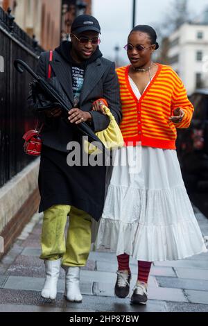 Londra, Regno Unito. 19 febbraio 2022. Street Style fuori dallo spettacolo Molly Goddard al Seymour Place durante la London Fashion Week (LFW). Questa stagione, ci sono 86 attivazioni fisiche e 61 digitali che comprendono 129 marchi, dai nomi di lusso ai designer emergenti. Credit: Stephen Chung / Alamy Live News Foto Stock