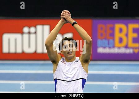 L'Armand Duplantis svedese saluta i fan dopo aver vinto la pole vault maschile, ma non riuscendo a creare un nuovo record mondiale durante il Muller Indoor Grand Prix di Birmingham all'Utilita Arena, Birmingham Data delle foto: Sabato 19 febbraio 2022. Foto Stock