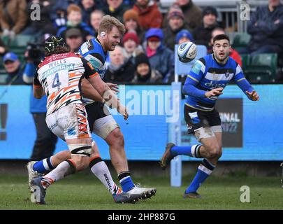 Bath, Regno Unito. 19th Feb 2022. 19th febbraio 2022 ; The Recreation Ground, Bath, Somerset, Inghilterra; Gallagher Premiership Rugby, Bath Versus Leicester; Josh McNally offloads a Will Muir of Bath Credit: Action Plus Sports Images/Alamy Live News Foto Stock