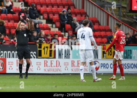 Il Sean Clare di Charlton Athletic (a destra) viene mostrato un cartellino rosso durante la partita della Sky Bet League One alla Valley di Londra. Data foto: Sabato 19 febbraio 2022. Foto Stock