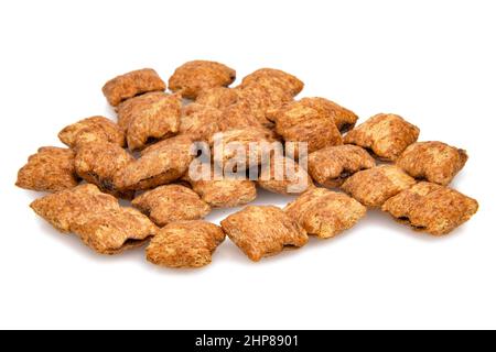 Cuscini di cereali al cioccolato isolati su sfondo bianco Foto Stock