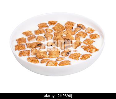 Cialde croccanti cuscini di cioccolato con latte in piatto isolato su sfondo bianco Foto Stock
