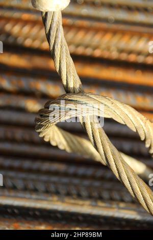 L'acciaio strutturale è stato scaricato in un sito di costruzione utilizzando un'imbracatura metallica Foto Stock