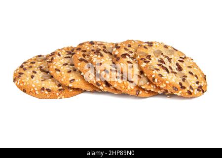 Biscotti interi di cereali con semi isolati su sfondo bianco Foto Stock