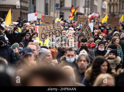 19 febbraio 2022, Hessen, Francoforte sul meno: Un partecipante porta un cartello con la scritta "Open all" durante una dimostrazione di diverse migliaia di persone contro le misure corona e la vaccinazione obbligatoria nel centro di Francoforte. Foto: Frank Rumpenhorst/dpa Foto Stock